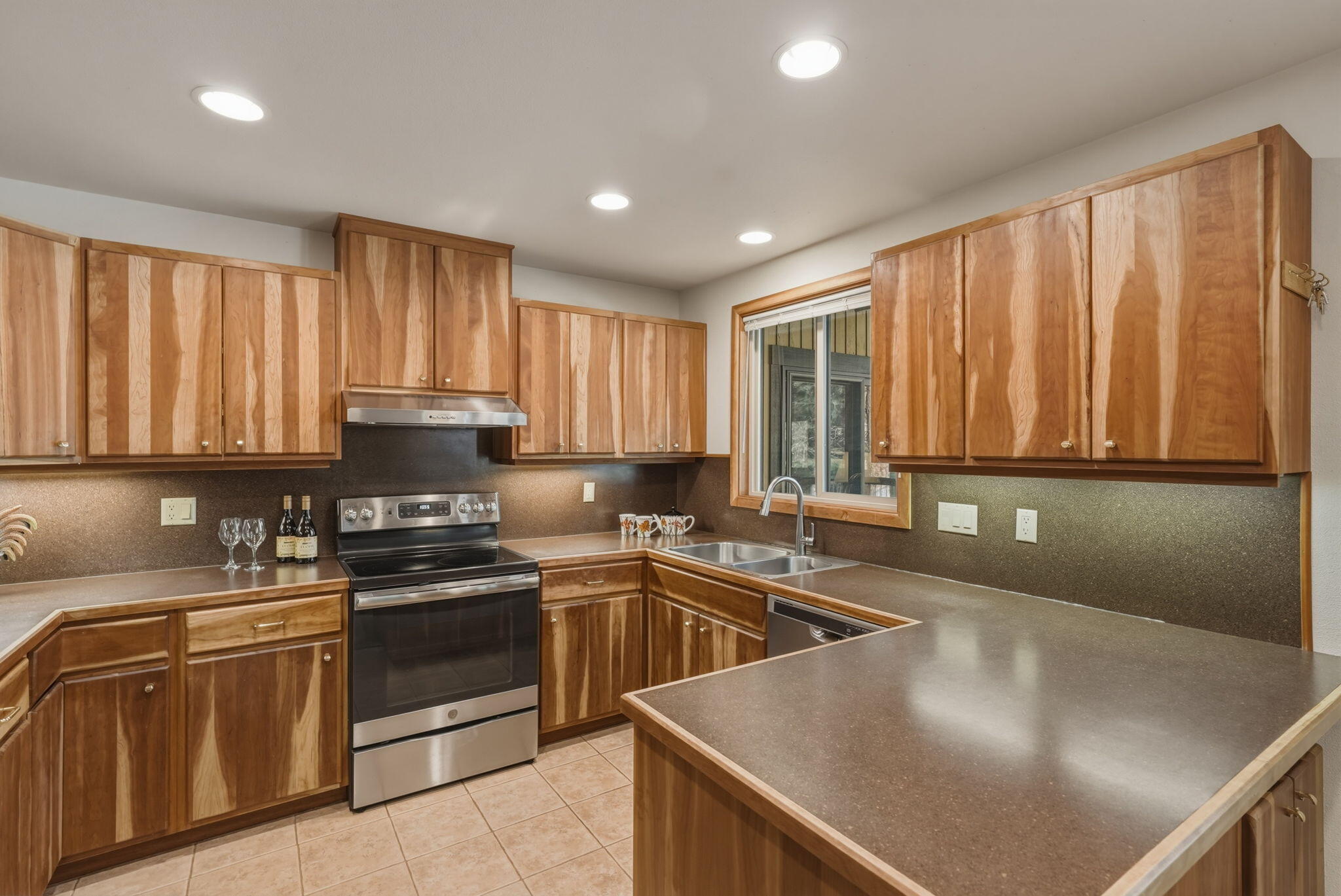13137 Hawks Beard, Unit GH 129 Black Butte Ranch, OR 97759 - Photo 9 of 57 a kitchen with a sink a stove cabinets and a kitchen island