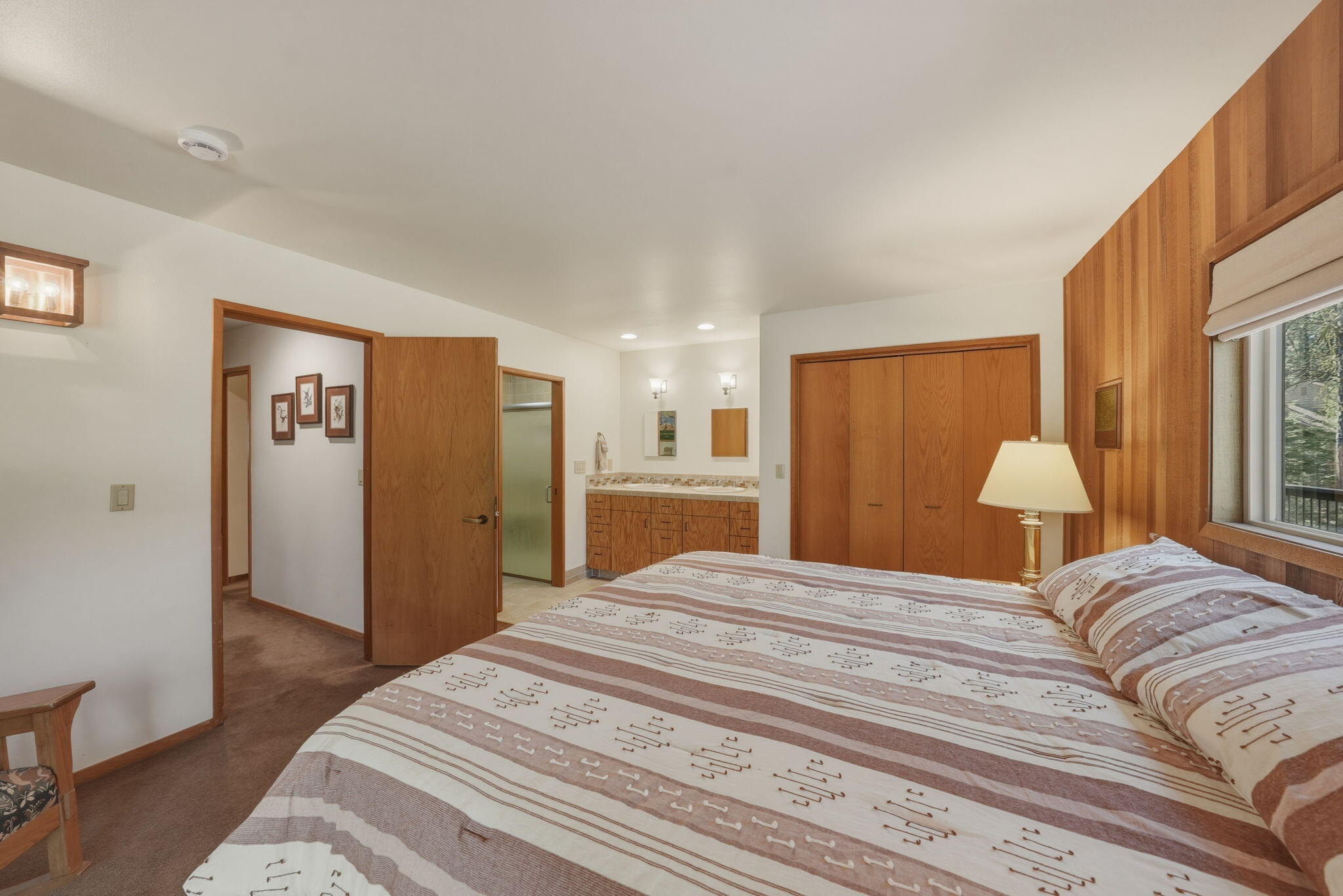 13137 Hawks Beard, Unit GH 129 Black Butte Ranch, OR 97759 - Photo 16 of 57 a bedroom with a bed and a lamp