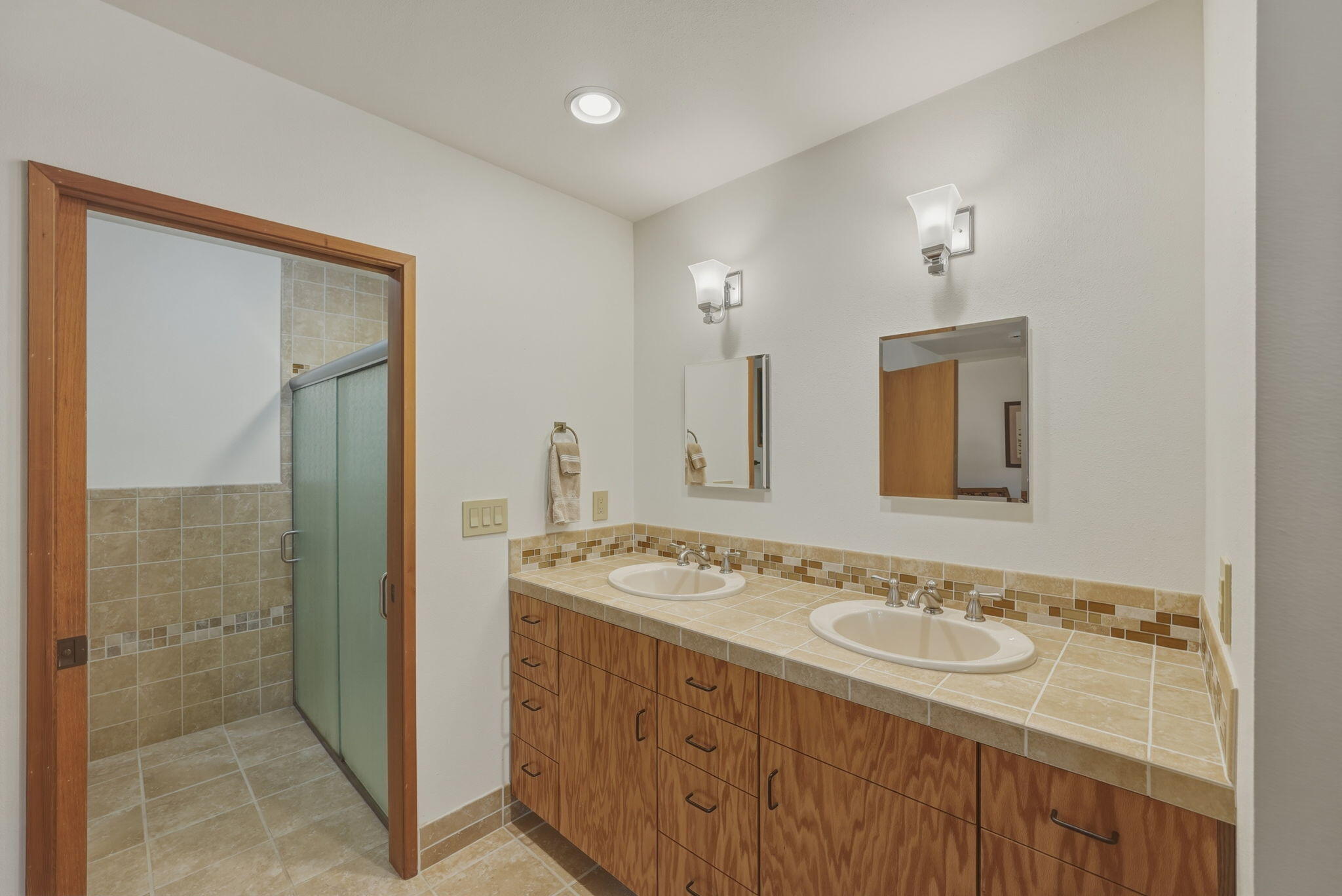 13137 Hawks Beard, Unit GH 129 Black Butte Ranch, OR 97759 - Photo 18 of 57 a bathroom with a sink a mirror and a shower
