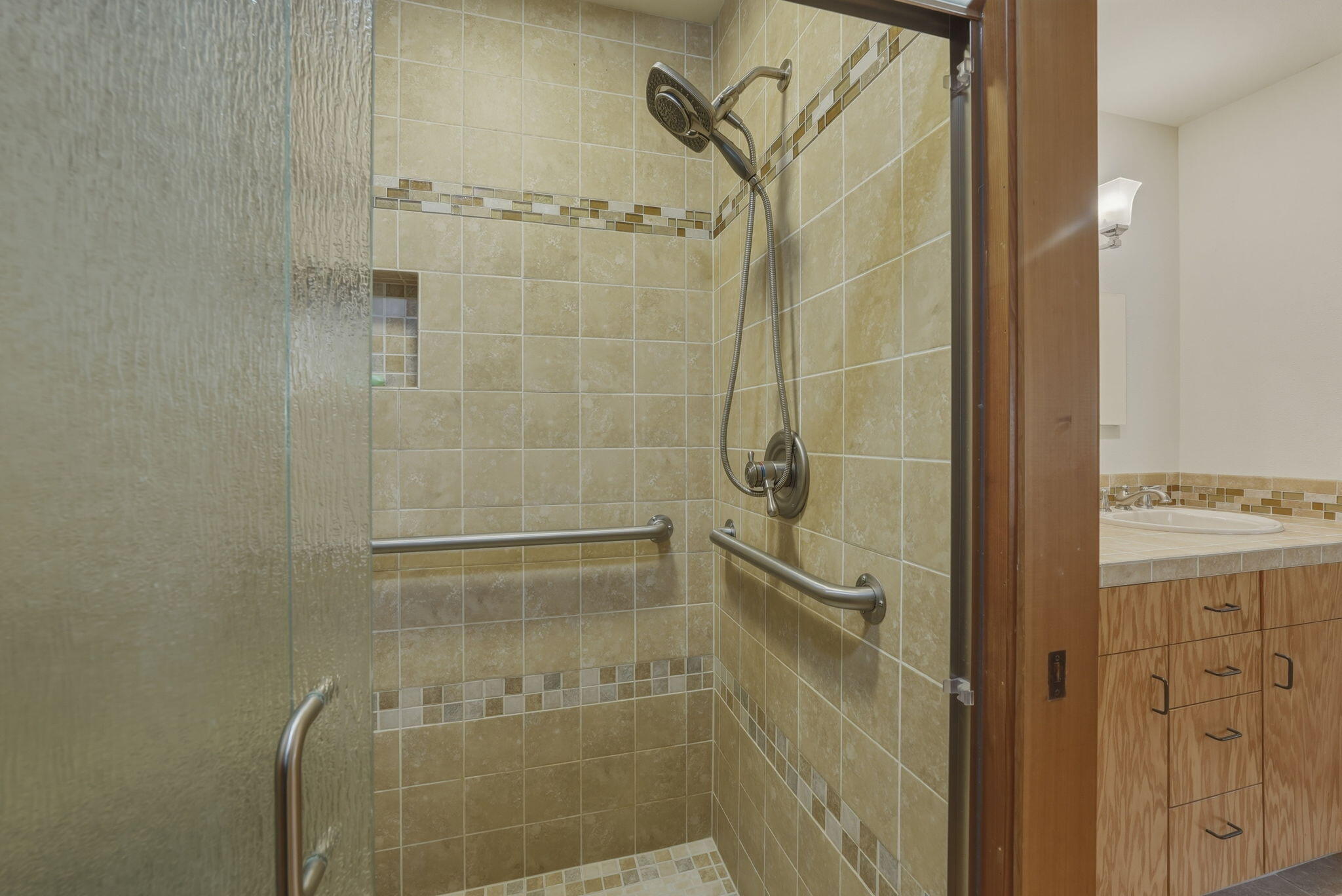 13137 Hawks Beard, Unit GH 129 Black Butte Ranch, OR 97759 - Photo 19 of 57 a bathroom with a shower