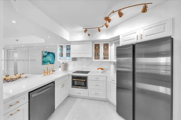 $6,250 | 6767 Collins Avenue, Unit 1110, Miami Beach, FL 33141