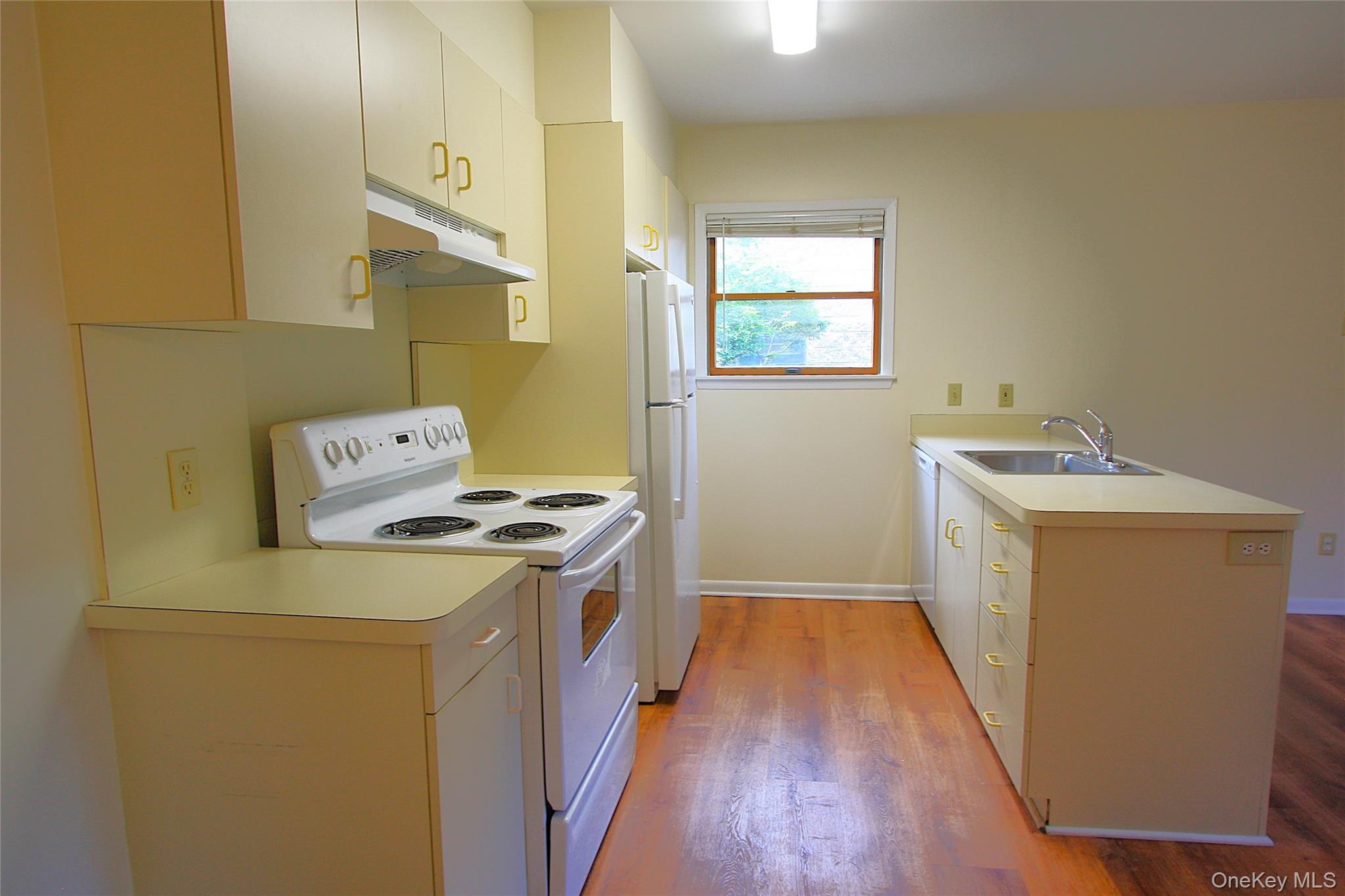 3115 Albany Post Road, Unit 2 Buchanan, NY 10511 - Photo 6 of 15 There is dishwasher as well, for even more convenience.