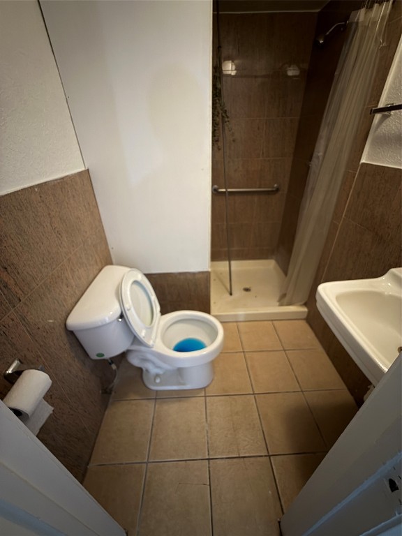 3002 Market Street, Unit 4 Houston, TX 77020 - Photo 12 of 13 a bathroom with a toilet and a sink