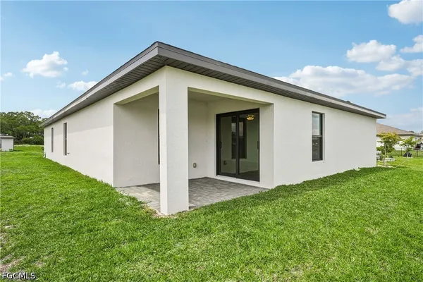 a view of a house with backyard