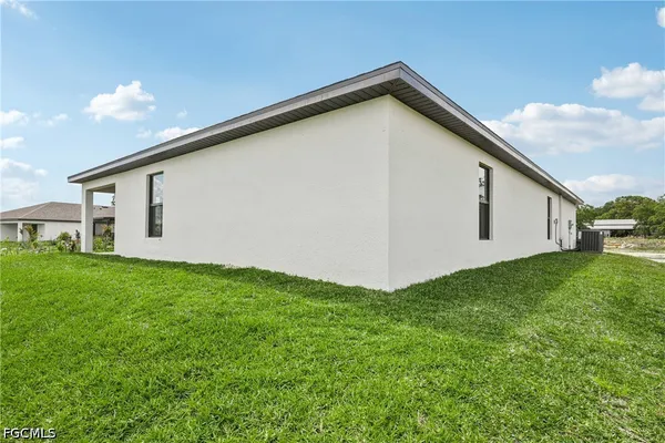 a view of a house with backyard