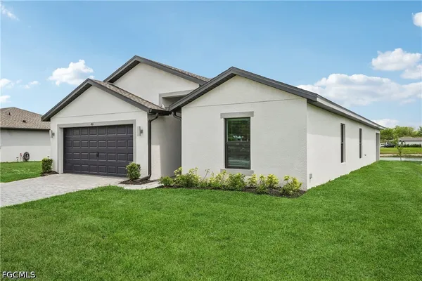 a view of a house with backyard