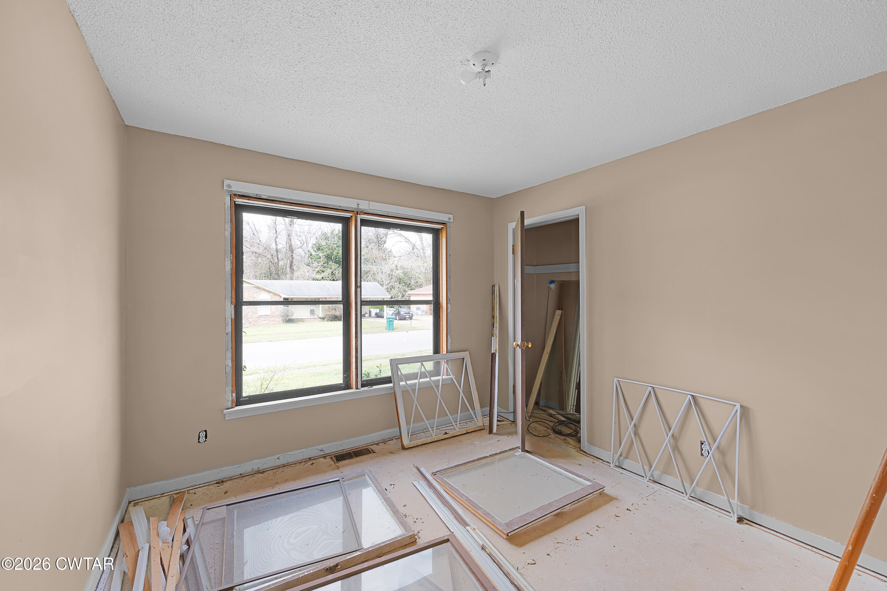 88 Cherokee Drive Jackson, TN 38301 - Photo 12 of 17 an empty room with windows