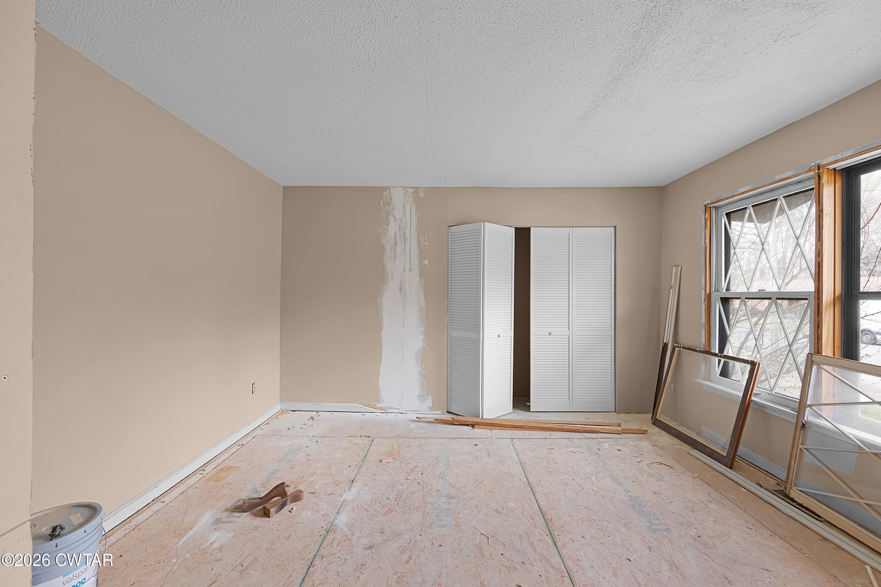 88 Cherokee Drive Jackson, TN 38301 - Photo 4 of 17 an empty room with windows