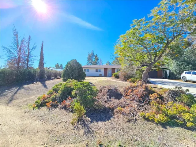a view of a yard with a house