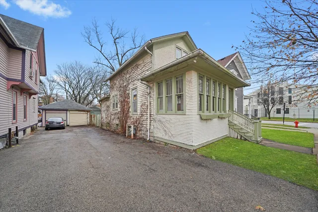 $215,000 | 281 Gifford Place, Elgin, IL 60120