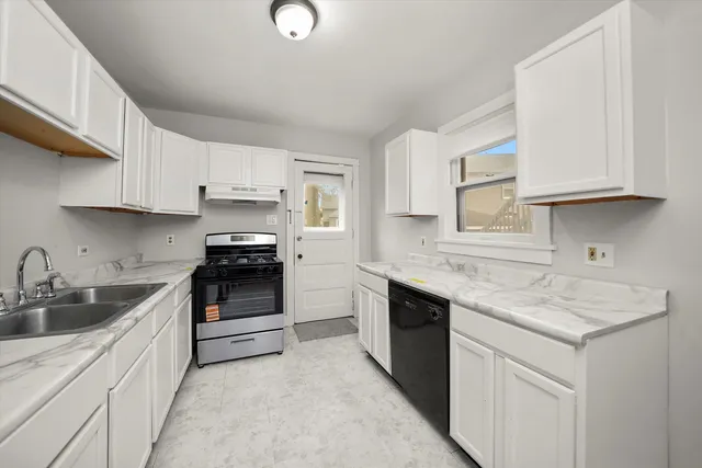 $215,000 | 281 Gifford Place, Elgin, IL 60120