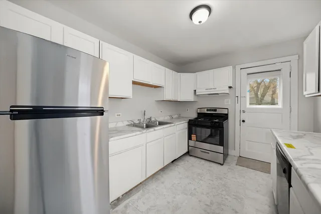 $215,000 | 281 Gifford Place, Elgin, IL 60120