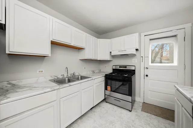 $215,000 | 281 Gifford Place, Elgin, IL 60120