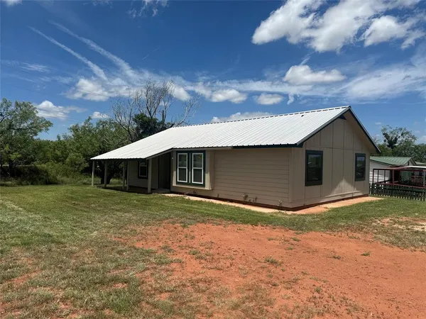 $305,000 | 101 Seminole Street, Tye, TX 79563