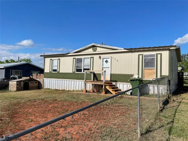 $305,000 | 101 Seminole Street, Tye, TX 79563