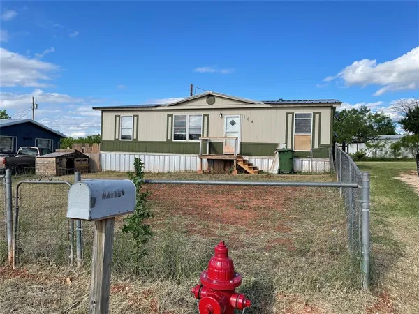 $305,000 | 101 Seminole Street, Tye, TX 79563
