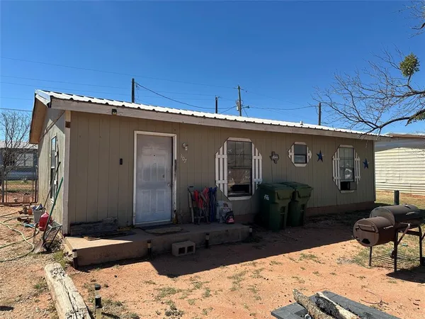 $305,000 | 101 Seminole Street, Tye, TX 79563