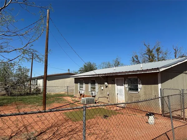 $305,000 | 101 Seminole Street, Tye, TX 79563