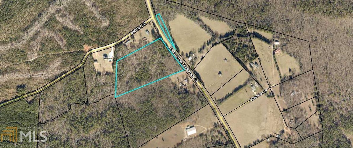 a view of entryway with a small yard