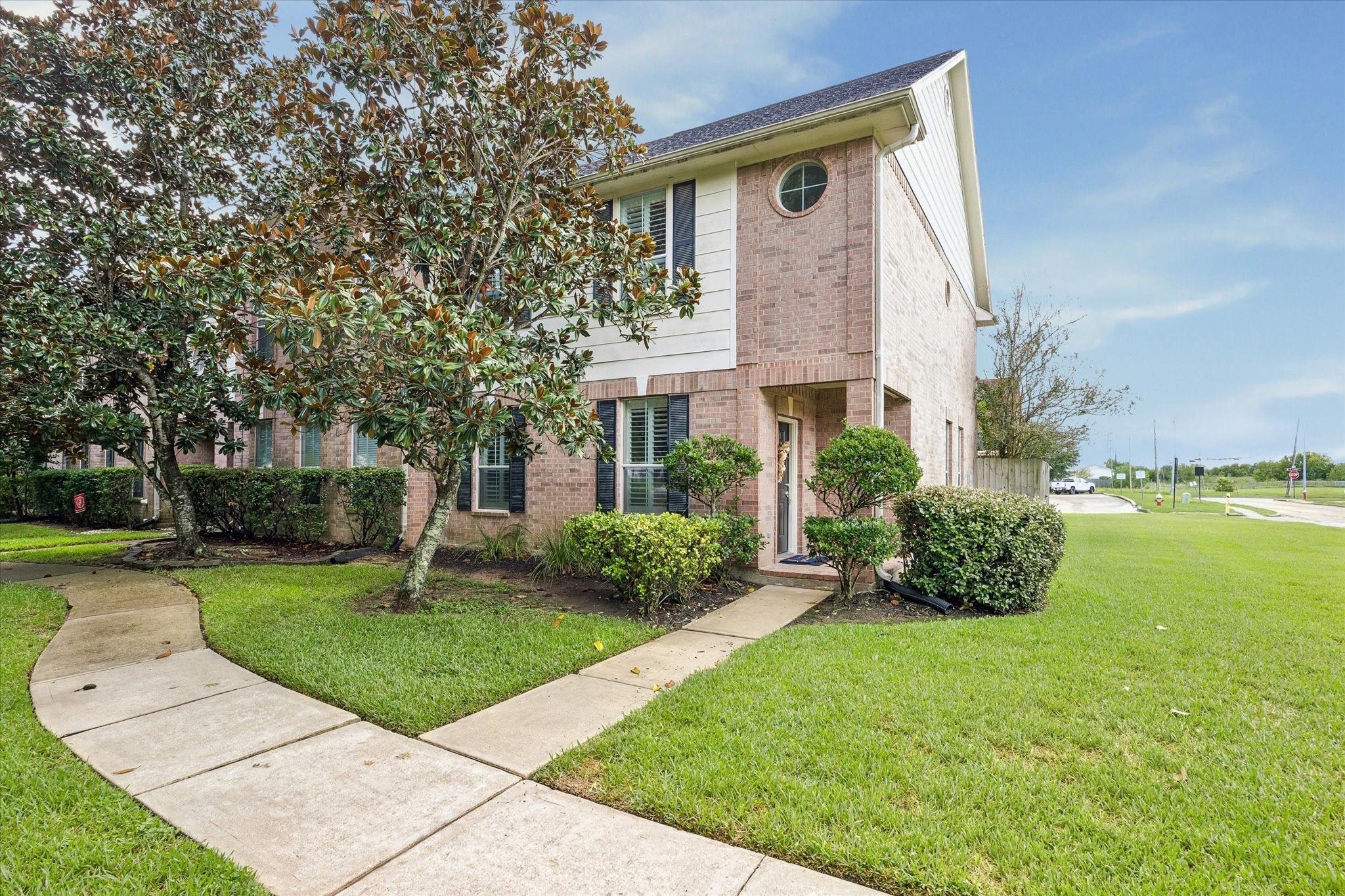 Welcome home to this end-unit townhome with a park just outside your door and a convenient Clear Lake-area location.