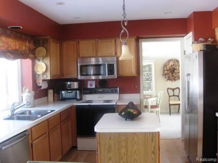 175 Saxon Court Rochester, MI 48307 - Photo 7 of 20 Kitchen