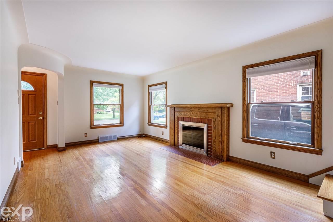 428 Maison Road Grosse Pointe, MI 48236 - Photo 6 of 24 50044464-5.JPG