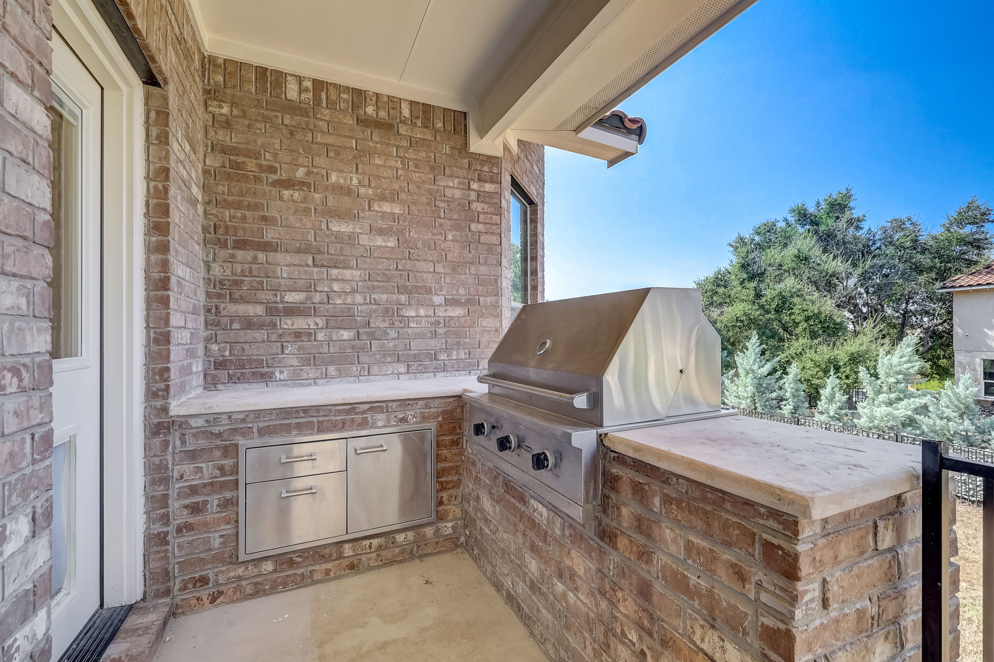 16012 Spillman Ranch Loop Austin, TX 78738 - Photo 30 of 38 An inviting outdoor kitchen area with a built-in grill, perfect for alfresco dining.
