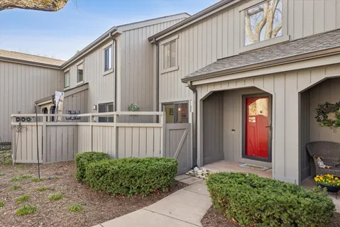 $449,900 | 404 Shoreline Road, Unit 298, Lake Barrington, IL 60010