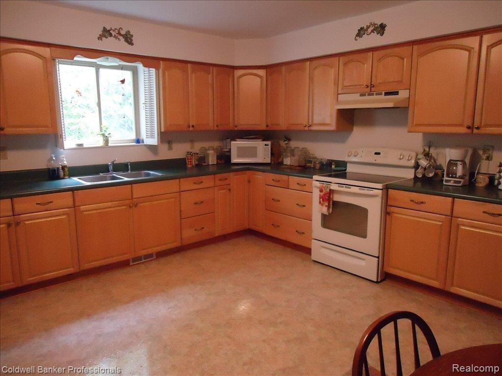 2884 Carpenter Road Lapeer, MI 48446 - Photo 8 of 13 Kitchen2
