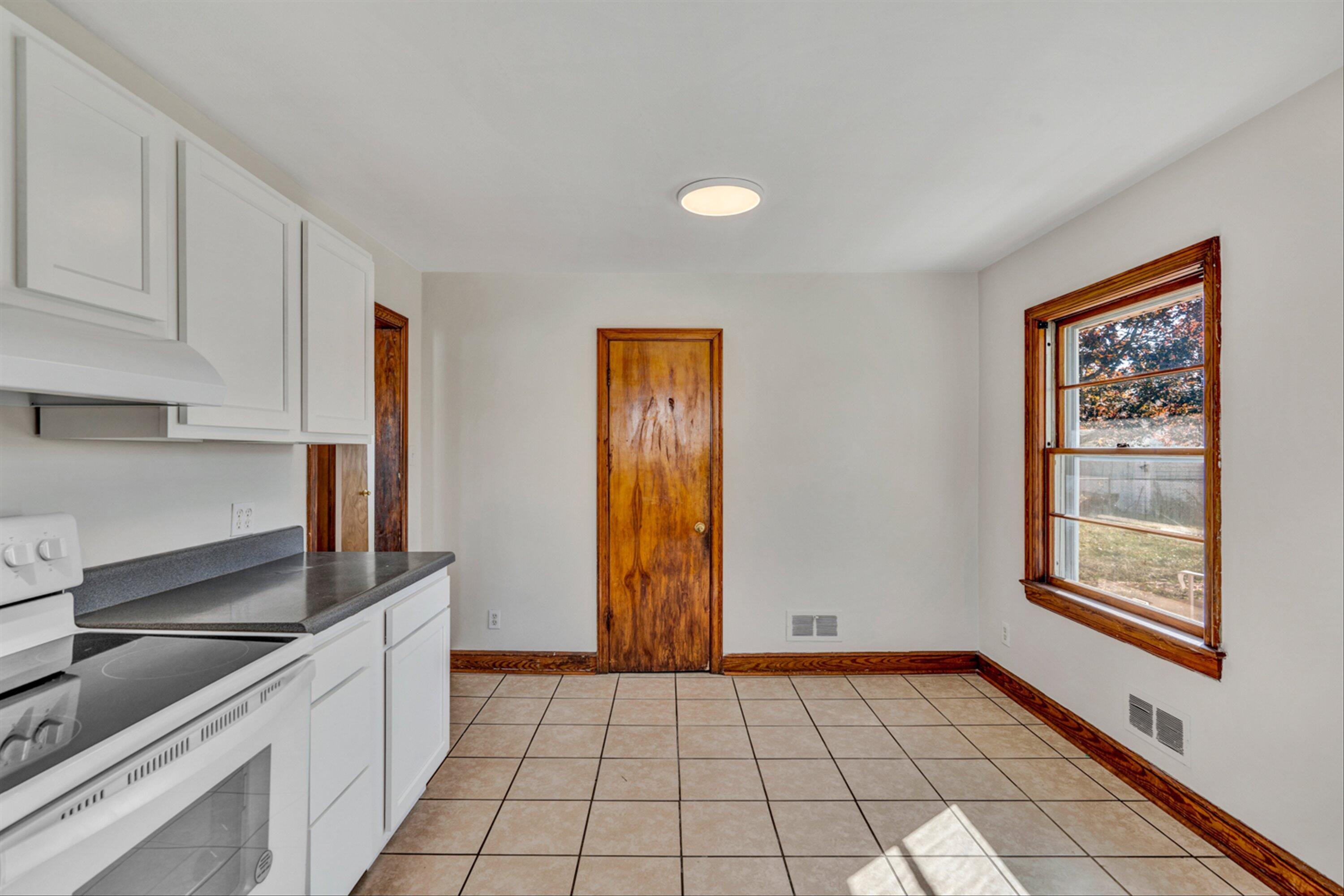 5736 Darby Road Roanoke, VA 24012 - Photo 8 of 31 08-DSC6456
