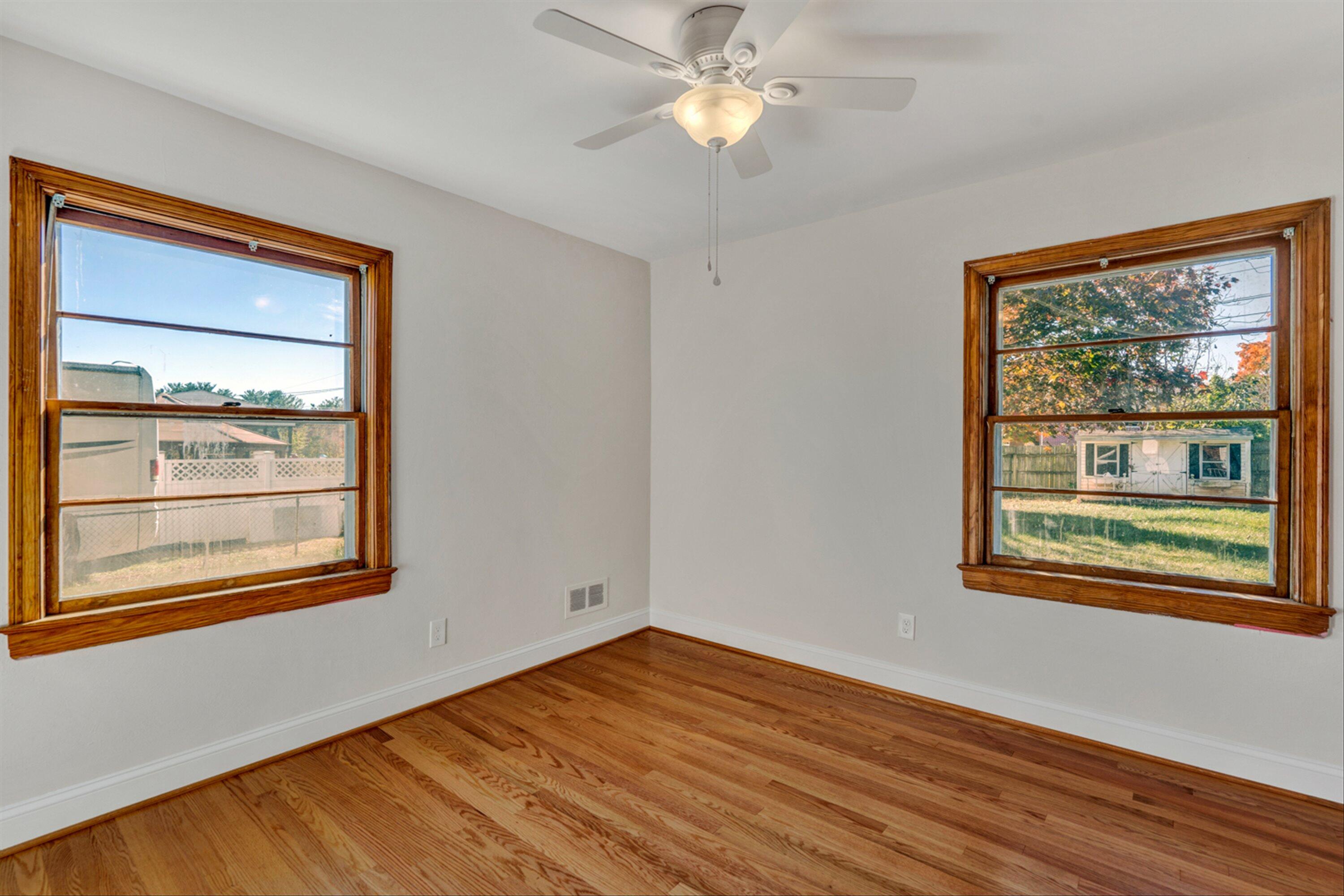 5736 Darby Road Roanoke, VA 24012 - Photo 9 of 31 09-DSC6459