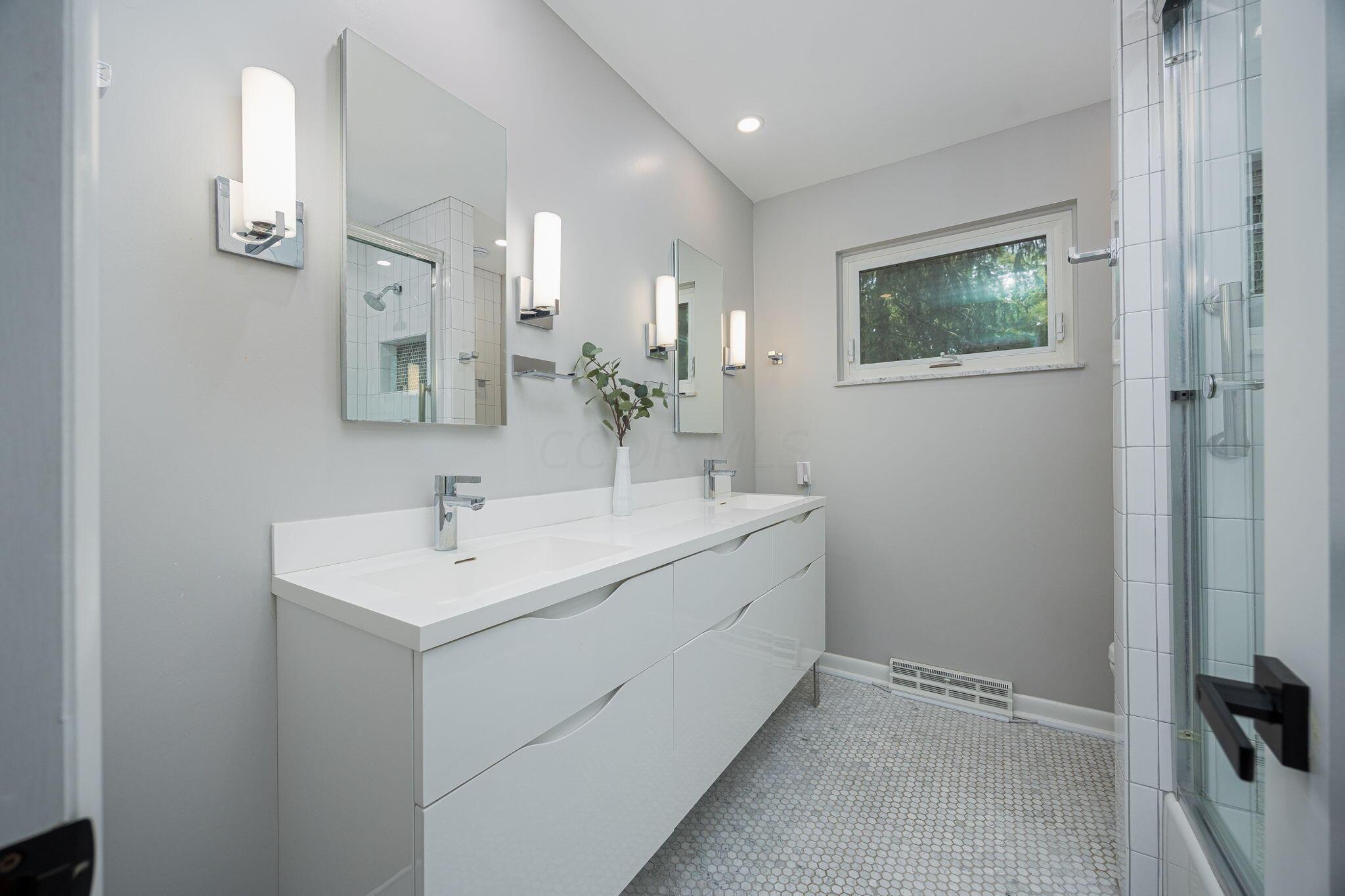 2601 Middlesex Road Columbus, OH 43220 - Photo 30 of 55 Primary Bathroom