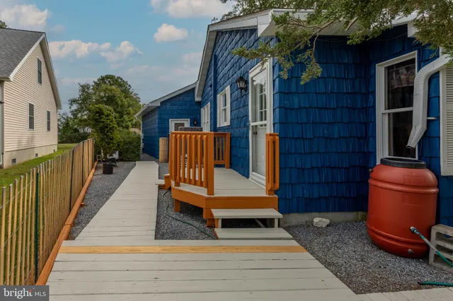 a bench is sitting in front of a building