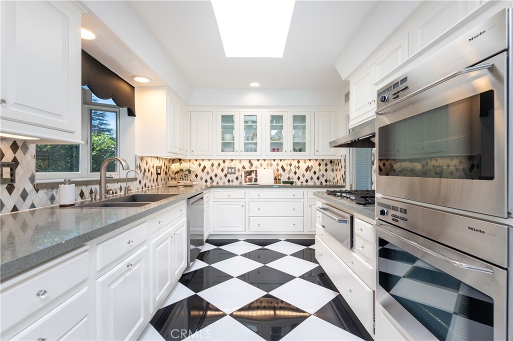 15514 High Knoll Road Encino, CA 91436 - Photo 11 of 35