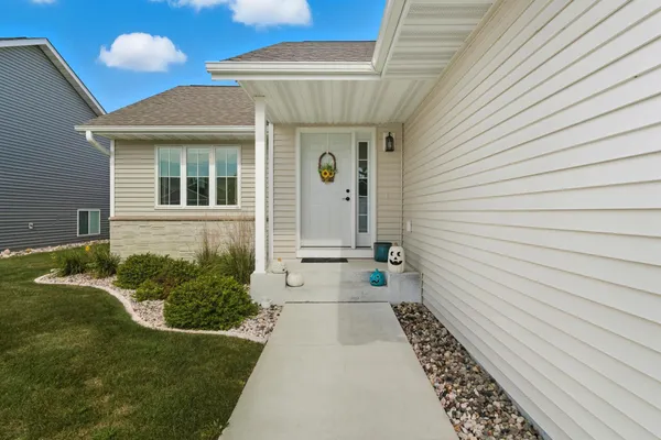 $439,900 | 2004 Bluestem Drive, Mankato, MN 56001