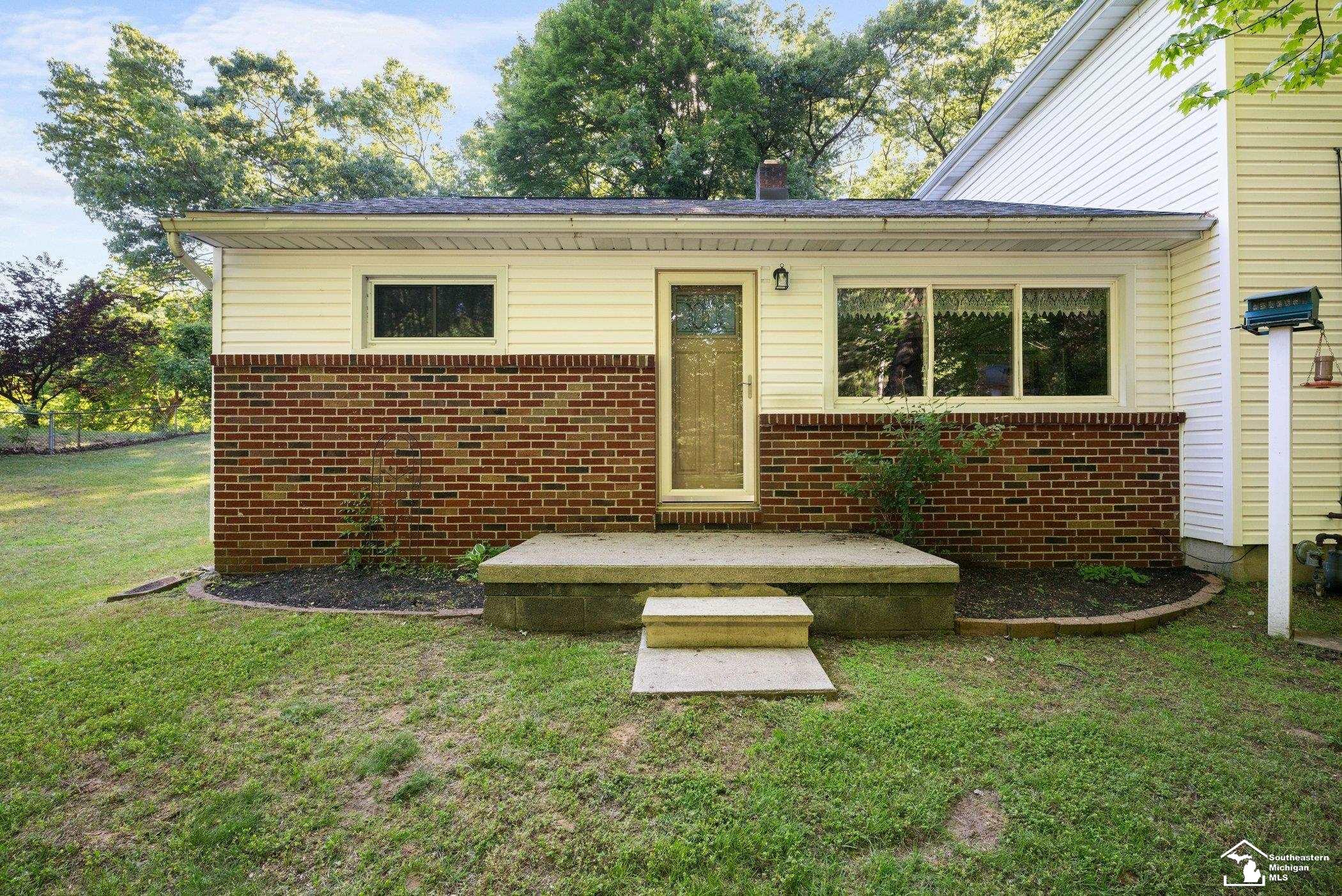9147 Oakridge Road Temperance, MI 48182 - Photo 3 of 31