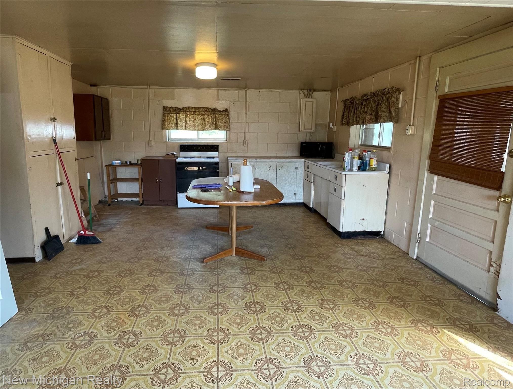 11065 Hyne Road Brighton, MI 48114 - Photo 8 of 16 08 Kitchen.jpeg