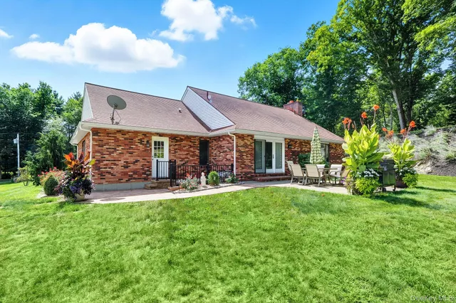 a view of an outdoor sitting area with furniture
