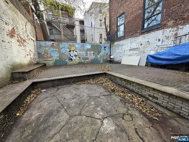 a view of a backyard