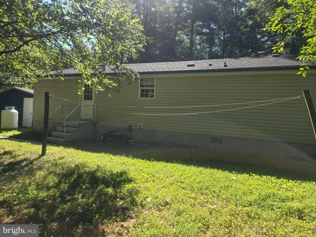 a view of a back yard