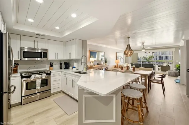 $10,000 | 9103 Vanderbilt Drive, Unit 2, Naples, FL 34108