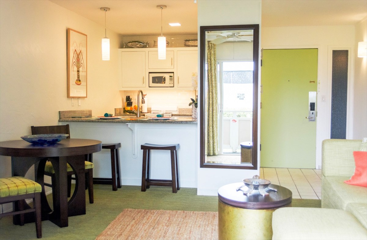 5-25 Aleka Loop, Unit J6 Kapaa, HI 96746 - Photo 4 of 17 a living room with dining table and chairs