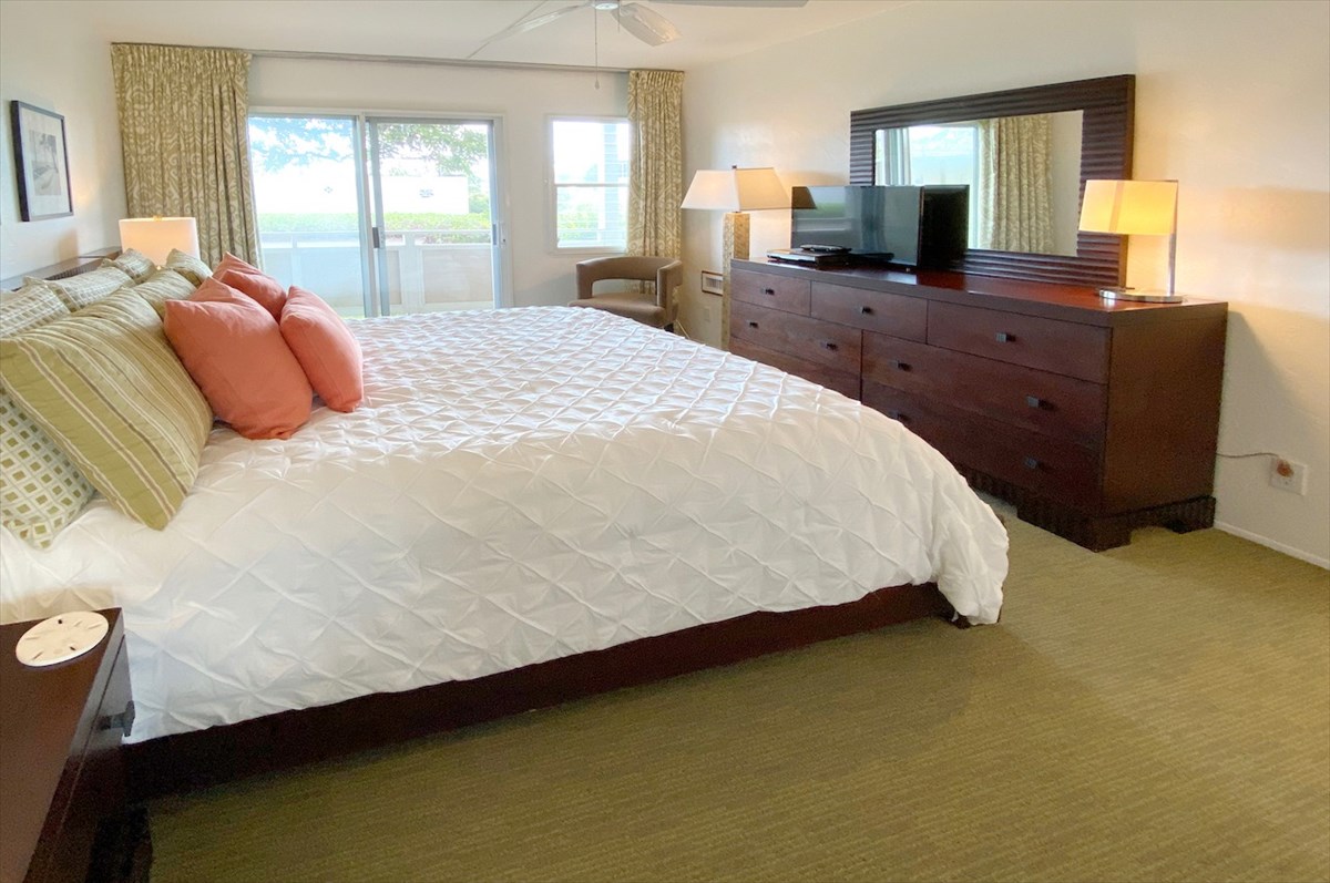 5-25 Aleka Loop, Unit J6 Kapaa, HI 96746 - Photo 5 of 17 a bedroom with a bed and wooden floor