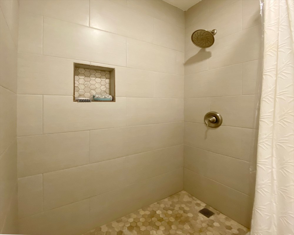 5-25 Aleka Loop, Unit J6 Kapaa, HI 96746 - Photo 7 of 17 a bathroom with a shower