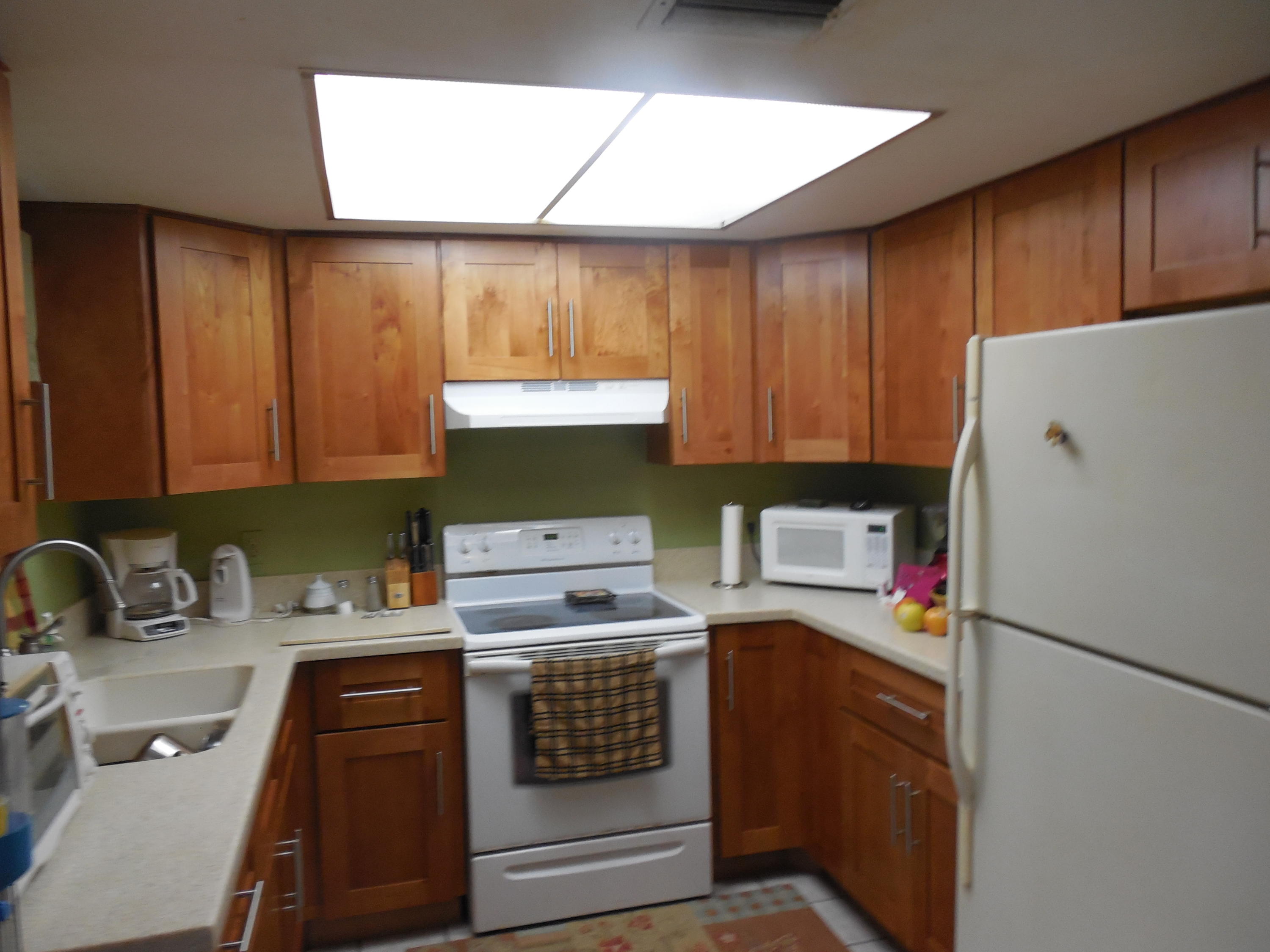 3329 Grove Road Palm Beach Gardens, FL 33410 - Photo 9 of 28 Updated kitchen