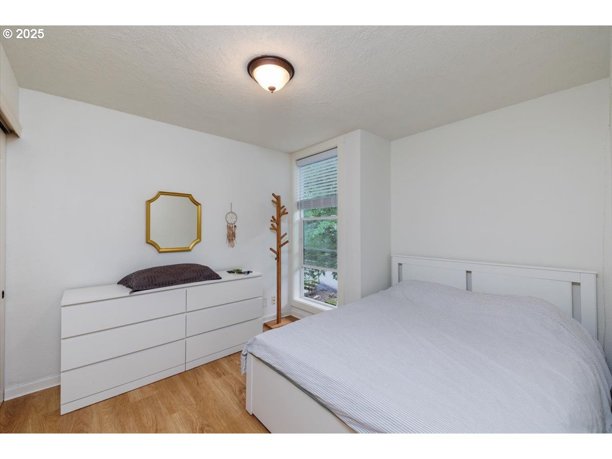 100 Kerr Parkway, Unit 34 Lake Oswego, OR 97035 - Photo 19 of 35 a living room with furniture