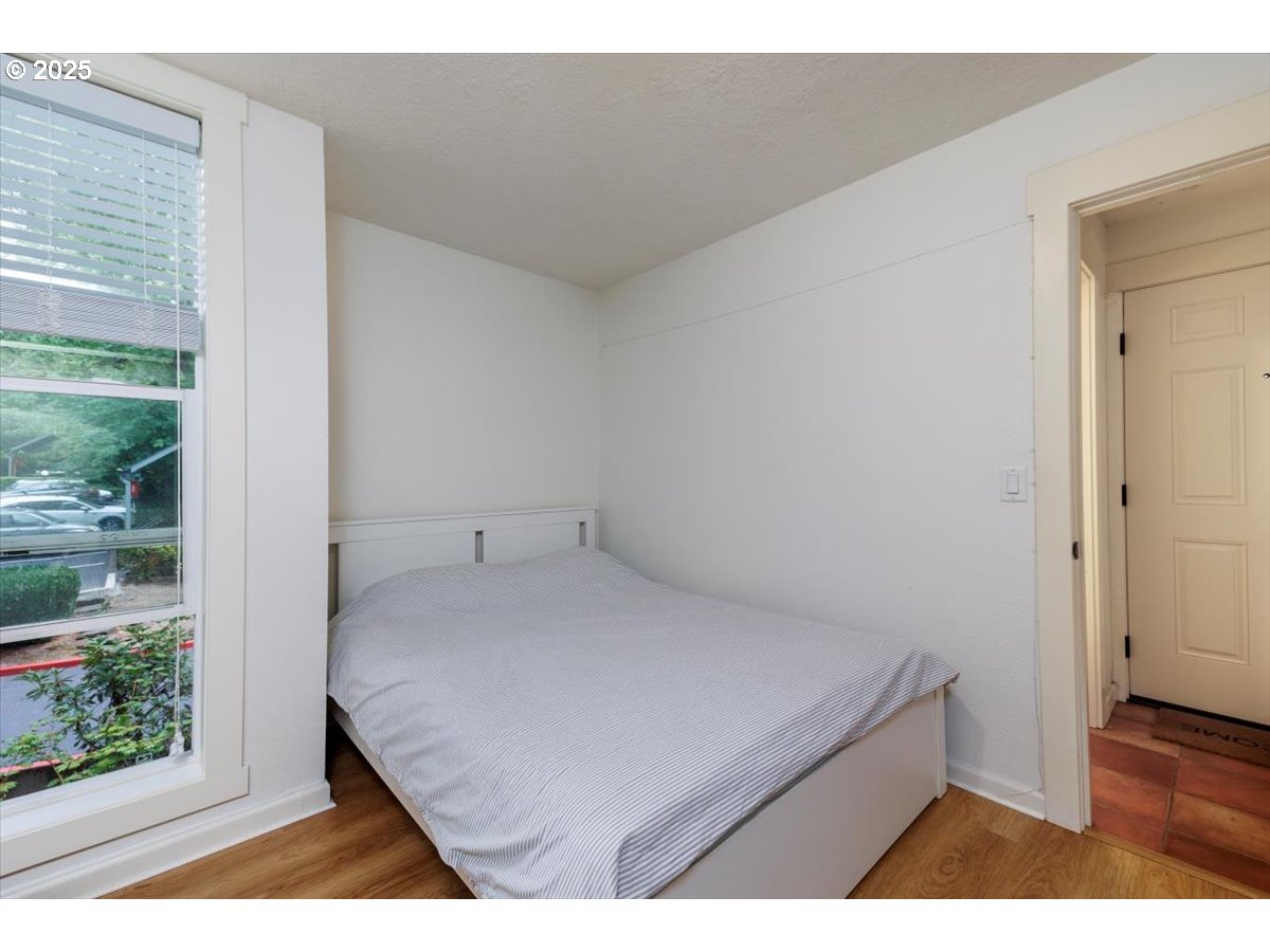 100 Kerr Parkway, Unit 34 Lake Oswego, OR 97035 - Photo 20 of 35 a room with a bed and a window