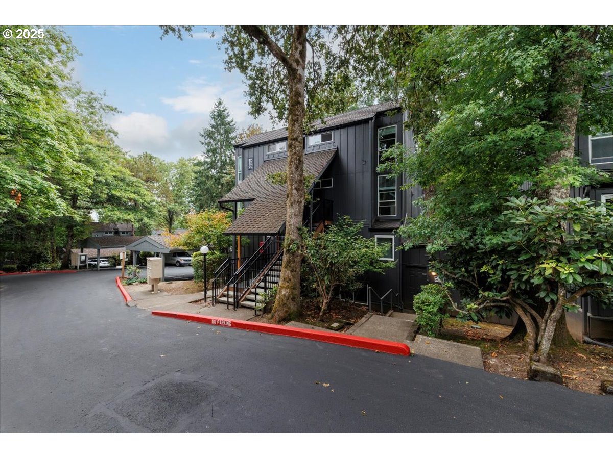 100 Kerr Parkway, Unit 34 Lake Oswego, OR 97035 - Photo 2 of 35 a backyard of a house with table and chairs