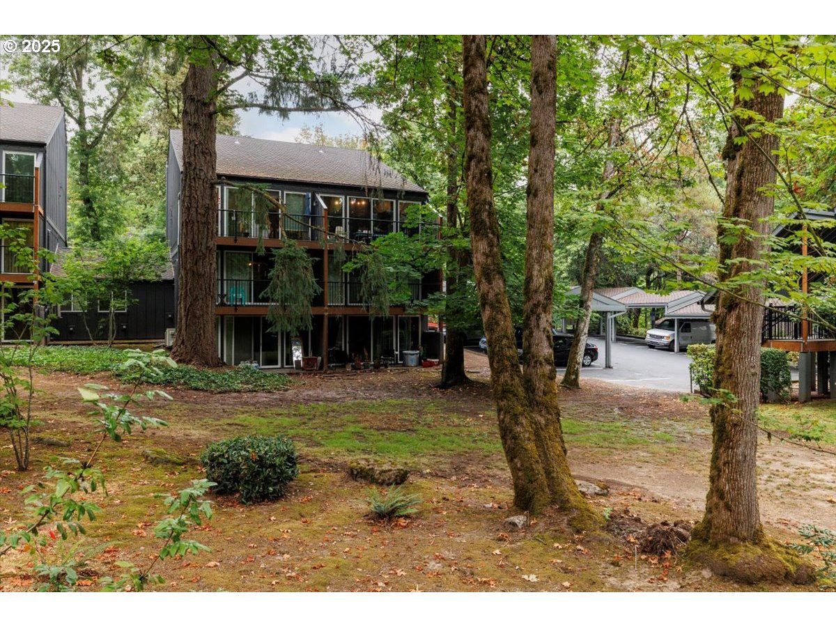 100 Kerr Parkway, Unit 34 Lake Oswego, OR 97035 - Photo 26 of 35 a view of a yard in front of house