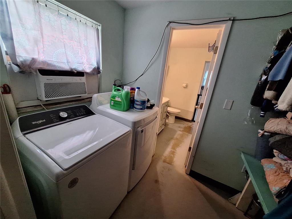 9415 Indale Drive New Port Richey, FL 34654 - Photo 84 of 93 a kitchen with a stove and a microwave